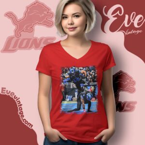 Jahmyr Gibbs St Brown Lions Celebration Pose Shirt 4 Jahmyr Gibbs St Brown Lions Celebration Pose Shirt V Neck TShirt